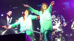 La compositora malague&ntilde;a en un momento de su concierto animando al p&uacute;blico.