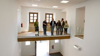 El presidente de la Diputaci�n y el alcalde de Ares estuvieron en las obras de reforma interior de la antigua Rectoral de la localidad, que funcionar� como centro social y cultural.