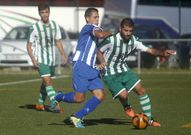 Josi�o Paiosaco se lleva un bal�n ante un adversario. 