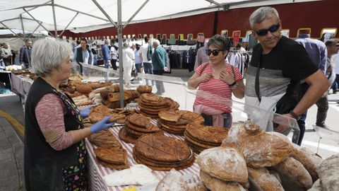 Puesto de venta de empanadas en Mondo�edo durante la celebraci�n de As Quendas en el 2023