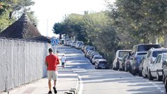Imagen de archivo de coches aparcados en O Castro, donde se produjeron algunos de los robos