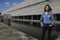 Bel�n, delante del Palacio de Congresos, al que ha estado unida en dos etapas de su vida. 