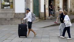 Un turista por las calles de Santiago a principios del mes de julio.