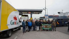 Un grupo de agricultores esta ma�ana delante de Mercamadrid