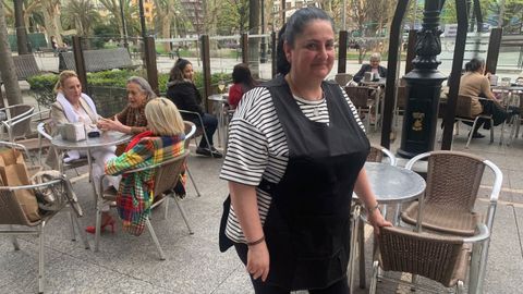 Bego�a Reina posa en la terraza de la cafeter�a La Fragata