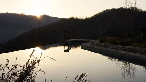 Piscina y zonas exteriores del alojamiento rural inaugurado con la rehabilitacin del palacio de los Miranda-Quirs.