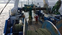 Un arrastrero faenando en caladeros situados frente a Galicia que comparten pesqueros de distintas comunidades