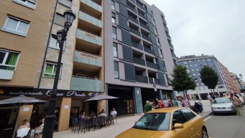 Pancartas contra la instalaci�n de un piso para menores migrantes no acompa�ados en el Paseo de La Florida de Oviedo.