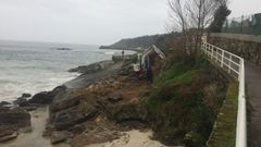 Una excavadora, terminando de derribar las casetas que hab�a a pie de la playa de Sardi�eiro