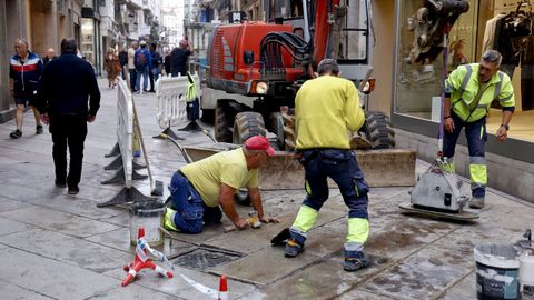 Operarios del Ayuntamiento repararon las deficiencias en una de las losas de la calle Real, un da despus de que causara la cada de una mujer