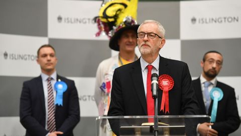 De la victoria pasamos a la derrota. En la imagen, Jeremy Corbyn, el lder del Partido Laborista, tras su duro revs en las urnas