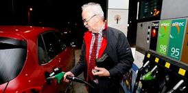 Un jubilado coru��s llena el dep�sito de su veh�culo en una gasolinera de su ciudad.