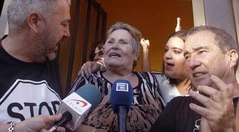 Mari Carmen, la viuda de un minero que desde hace 50 aos habita una vivienda del poblado de La Camocha, tras se ser paralizado su desahucio.