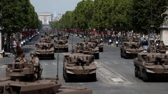 Veh�culos militares del Ej�rcito franc�s desfilan por la avenida de os Campos El�seos.