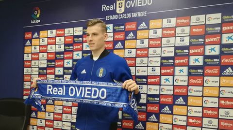 Andriy Lunin con la bufanda del Real Oviedo