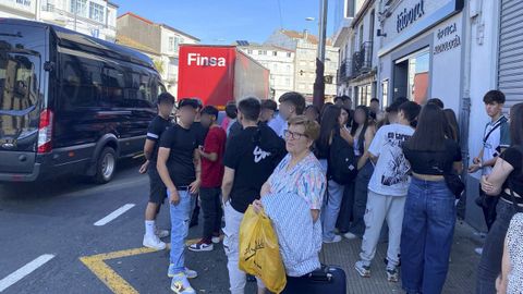 Viajeros esperando en la parada de Melide para viajar a Lugo