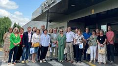 Los trabajadores jubilados posan con los responsables sanitarios