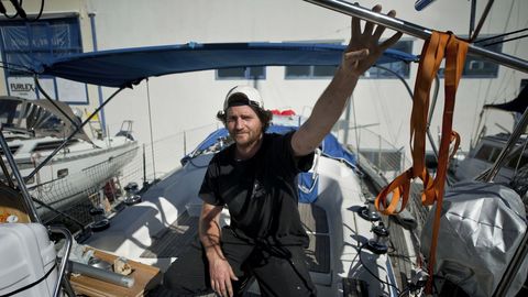 Benjamin Hollard estar un par de semanas en Sada mientras reparan su barco en el muelle.