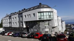 Un edificio de Burela situado frente al hospital, donde hay viviendas en venta