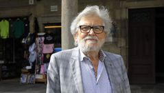 Marcelino San�n, el pasado mes de julio delante de su comercio de recuerdos en la Praza da Quintana, Retablo Arte Viejo