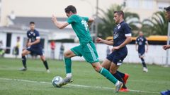 Borja S�nchez conduce un bal�n en el amistoso ante el Lugo