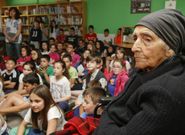 Asunci�n Antelo con los alumnos del colegio Xos� Pichel. 