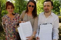 La diputada Carmen Acu�a con los representantes de los padres y de la Liga Reumatol�xica. 