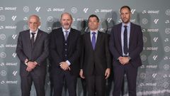 El presidente de la Liga, Javier Tebas; el presidente de la RFEF, Rafael Louz�n; Paco Hevia, representante de la Asociaci�n Espa�ola de �rbitros de F�tbol (AESAF), y el presidente del Comit� T�cnico de �rbitros (CTA), Fran Soto, en la firma del convenio colectivo.

