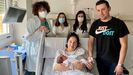 Naira, el primer beb de Vern, con sus padres y el equipo mdico.