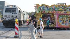 El tren portuario lleg� a circular junto a las atracciones durante las fiestas de San Roque en el verano del 2019