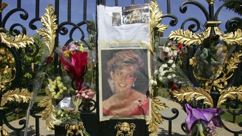En el octavo aniversario de su muerte, ramos de flores y fotograf�as de la princesa Diana de Gales en su recuerdo a las puertas del Palacio de Kesington en Londres