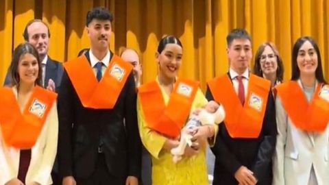 Imagen de la graduaci�n de ADE en la Universidad Pablo Olavide de Sevilla que se hizo viral al llevar Isabella a su beb� reci�n nacido en brazos