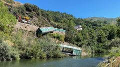 Los vagones descarrilados lanzados al cauce del Sil