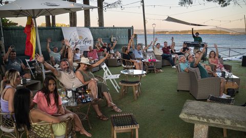 La de Gus, en A Pobra, une cocteler�a, m�sica en directo, deporte y diversi�n con las mejores vistas a la r�a