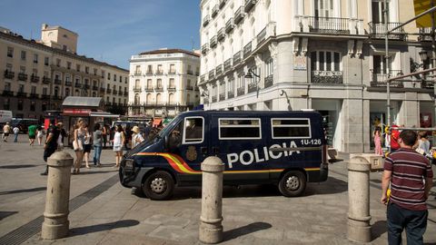 Varios agentes de la Polica Nacional patrullan en la Plaza de la Puerta del Sol en Madrid