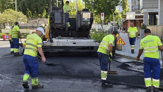 Trabajos de asfaltado en la avenida de Augusto Garc�a S�nchez, en Pontevedra,. este lunes