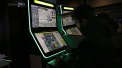 Un joven, jugando en un local de apuestas y recreativos, en una imagen de archivo.