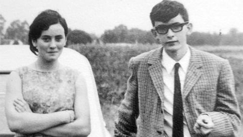 Flor Baena con su hermano Xosé Humberto Baena Alonso, de jóvenes. Él fue uno de los últimos fusilados por el franquismo, en 1975 en Hoyo de Manzanares. El Gobierno ha declarado nulo e ilegal la sentencia y el propio juicio.