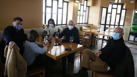 Clientes en un bar de Burela, este s�bado
