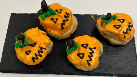 Buuelos rellenos de crema pastelera con forma de calabaza de Anduria