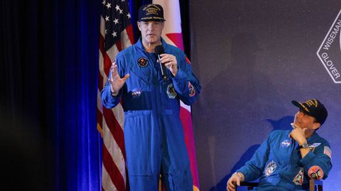 Jeremy Hansen, especialista de misi�n, atiende a la prensa en la conferencia organizada tras es el Amerizaje de Artemis.