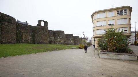 Muralla de Lugo, en la zona de A Mosqueira, con un edificio enfrente del arquitecto Eloy Maquieira