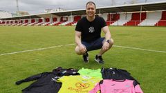 Hugo luce en el Mart�nez Otero las camisetas de varios de los equipos que defendi�.