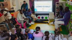 Inmigrantes de Mali durante una actividad con escolares en Sanxenxo