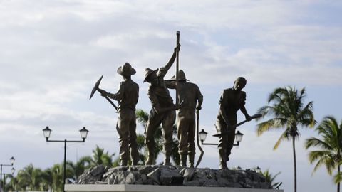 Imagen del monumento a los obreros gallegos que trabajaron en el canal de Panamá