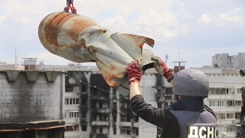 Un operario retira una bomba rusa que no lleg a explotar de un edificio de viviendas de la ciudad ucraniana de Jrkov