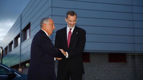 Felipe VI recibe a Rebelo de Sousa a su llegada al Museo Santiago Rey Fernndez-Latorre