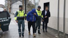 El conductor detenido entr al juzgado de Bande con la cabeza cubierta por una capucha yacompaado por un abogado.