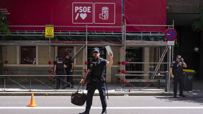 Un agente de la UCO sale de la sede del PSOE en la calle Ferraz (Madrid) con documentaci�n intervenida, en una imagen del pasado 27 de mayo.