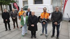El arzobispo de Santiago Francisco Jos� Prieto y la directora de C�ritas, Pilar Farjas, con el equipo directivo de Arredonda y, al fondo, el primer veh�culo de la empresa